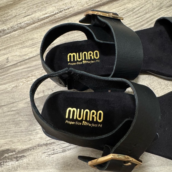NWOT Munro Black Sandals with Gold Buckle - Picture 3 of 6